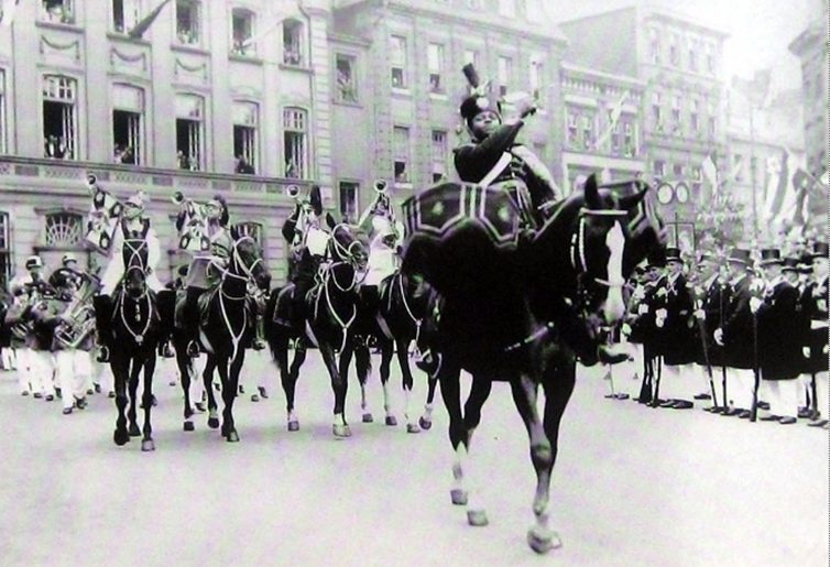 Elo Wilhelm Sambo beim Rosenmontagszug 1929