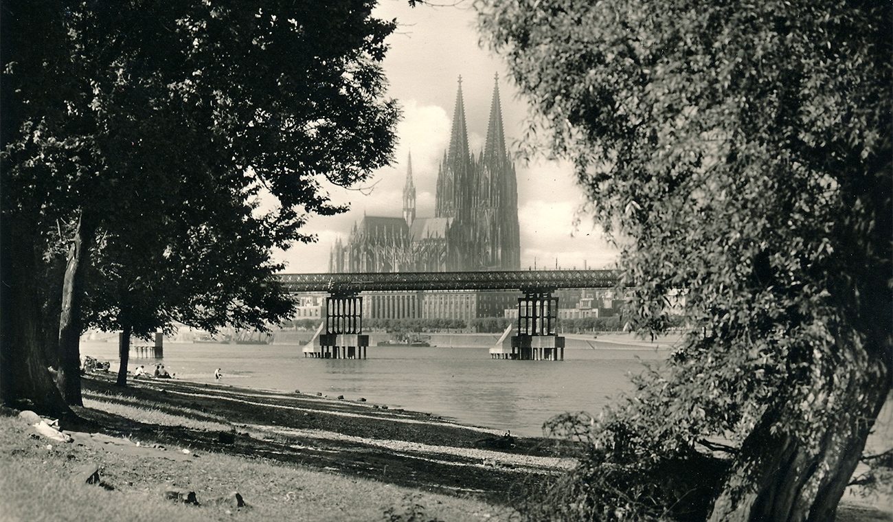 Bild von der Patton-Bruecke vor dem Kölner Dom 1950