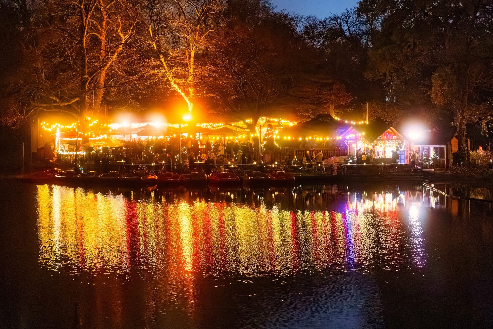 Erleuchteter Weihnachtsmarkt im Kölner Volksgarten