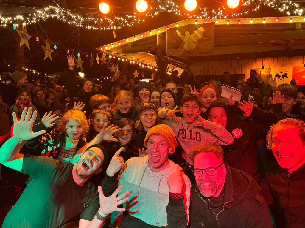 Bandmitglieder von Kasalla im Hellers Biergarten in der Kölner Südstadt 