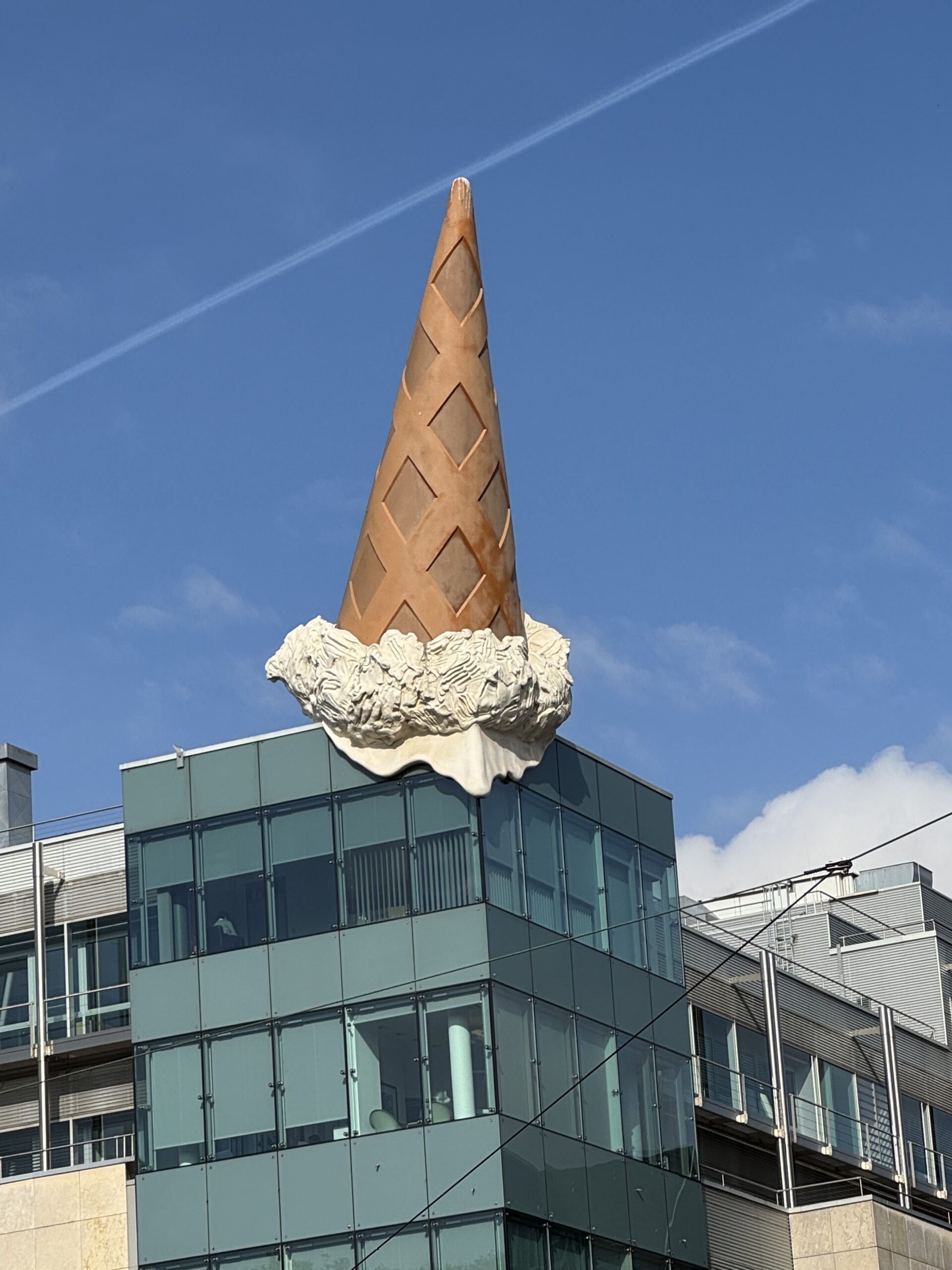 Köln steht Kopf - ein Eis schwebt über der Stadt